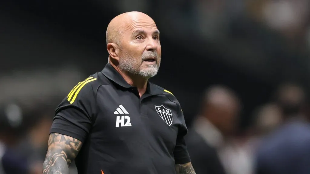 Jorge Sampaoli em campo pelo Galo. Foto: Gilson Lobo/AGIF