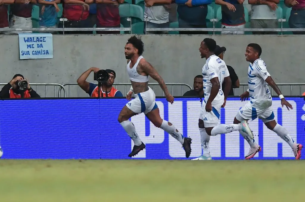BA – SALVADOR – 15/09/2025 – BRASILEIRO A 2025, BAHIA X CRUZEIRO – Gabigol jogador do Cruzeiro comemora seu gol com jogadores do seu time durante partida contra o Bahia no estadio Arena Fonte Nova pelo campeonato Brasileiro A 2025. Foto: Jhony Pinho/AGIF