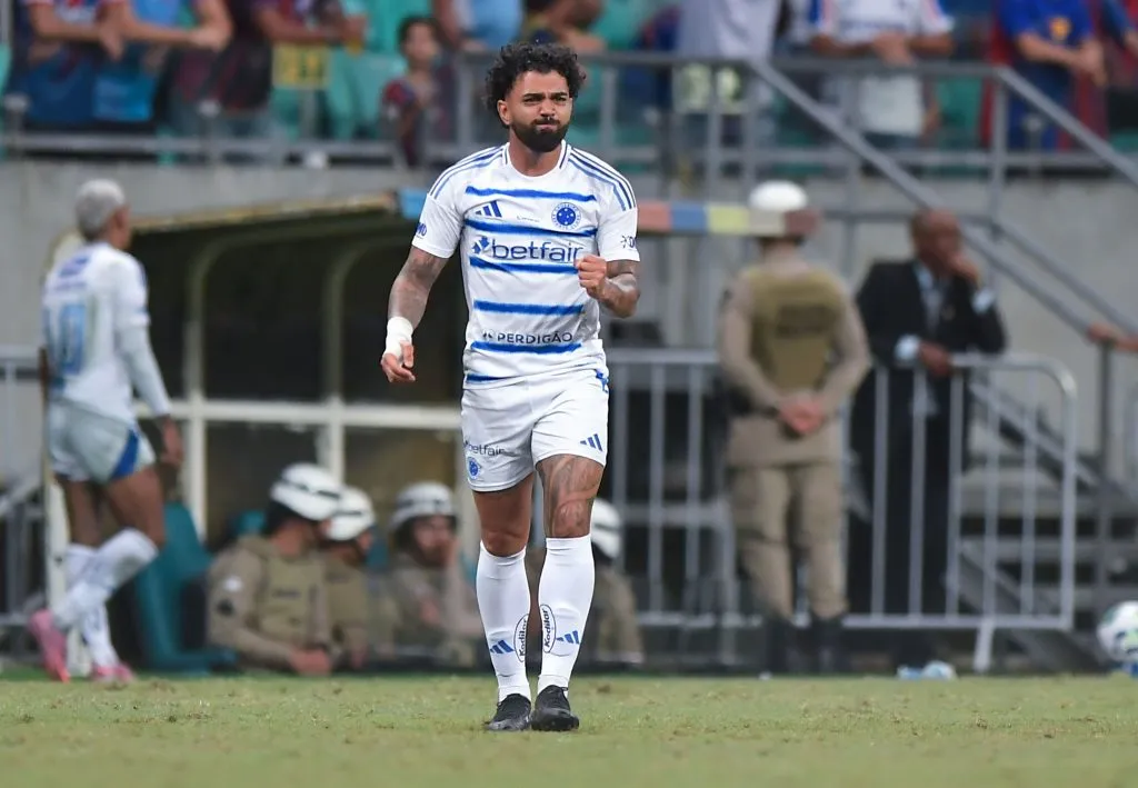 BA – SALVADOR – 15/09/2025 – BRASILEIRO A 2025, BAHIA X CRUZEIRO – Gabigol jogador do Cruzeiro comemora seu gol com jogadores do seu time durante partida contra o Bahia no estadio Arena Fonte Nova pelo campeonato Brasileiro A 2025. Foto: Jhony Pinho/AGIF