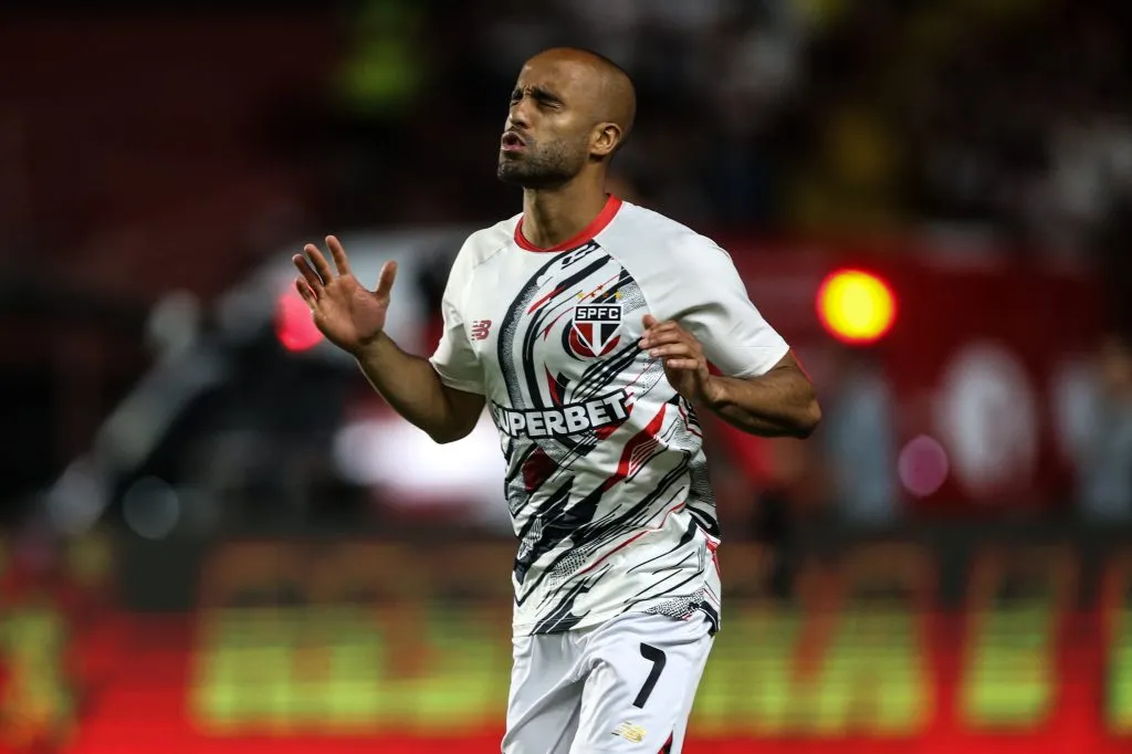 PE – RECIFE – 16/08/2025 – BRASILEIRO A 2025, SPORT X SAO PAULO – Lucas Moura jogador do Sao Paulo durante a partida entre Sport e Sao Paulo na Ilha do Retiro em Recife (PE), pelo Campeonato Brasileiro da Serie A 2025. Foto: Marlon Costa/AGIF