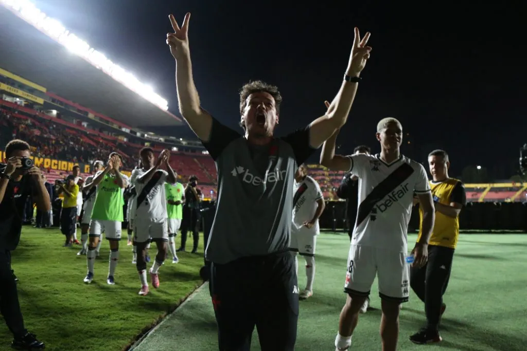 Fernando Diniz tecnico do Vasco comemora a vitoria apos partida contra o Sport pelo campeonato Brasileiro A 2025. Foto: Marlon Costa/AGIF