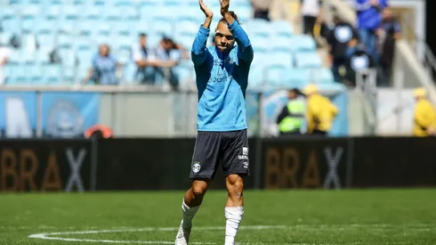PORTO ALEGRE, BRAZIL – SEPTEMBER 1: Martin Braithwaite of Gremio acknowledges the fans after the match between Gremio and Atletico Mineiro as part of Brasileirao 2024 at Arena do Gremio on September 1, 2024 in Porto Alegre, Brazil. (Photo by Pedro H. Tesch/Getty Images)