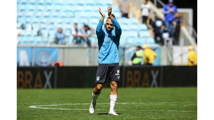 PORTO ALEGRE, BRAZIL - SEPTEMBER 1: Martin Braithwaite of Gremio acknowledges the fans after the match between Gremio and Atletico Mineiro as part of Brasileirao 2024 at Arena do Gremio on September 1, 2024 in Porto Alegre, Brazil. (Photo by Pedro H. Tesch/Getty Images)
