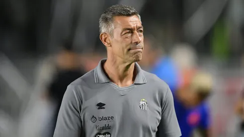 RJ – RIO DE JANEIRO – 30/03/2025 – BRASILEIRO A 2025, VASCO X SANTOS – Pedro Caixinha tecnico do Santos durante partida contra o Vasco no estadio Sao Januario pelo campeonato Brasileiro A 2025. Foto: Thiago Ribeiro/AGIF