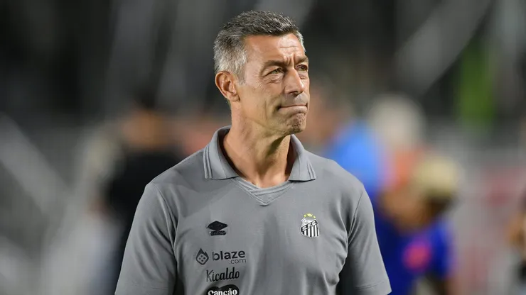 RJ - RIO DE JANEIRO - 30/03/2025 - BRASILEIRO A 2025, VASCO X SANTOS - Pedro Caixinha tecnico do Santos durante partida contra o Vasco no estadio Sao Januario pelo campeonato Brasileiro A 2025. Foto: Thiago Ribeiro/AGIF