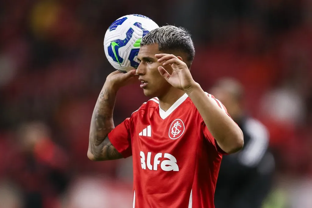 PORTO ALEGRE, BRAZIL – AUGUST 17: Braian Aguirre of Internacional prepares to throw in during the match between Internacional and Flamengo as part of Brasileirao 2025 at Beira-Rio Stadium on August 17, 2025 in Porto Alegre, Brazil. (Photo by Pedro H. Tesch/Getty Images)