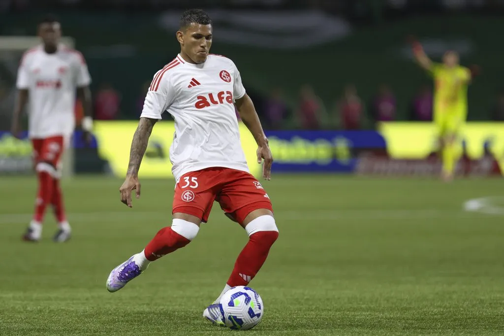 SAO PAULO, BRAZIL – SEPTEMBER 13: Braian Aguirre of Internacional controls the ball during the Brasileirao 2025 match between Palmeiras and Internacional at Allianz Parque on September 13, 2025 in Sao Paulo, Brazil. (Photo by Ricardo Moreira/Getty Images)