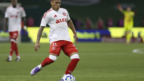 SAO PAULO, BRAZIL – SEPTEMBER 13: Braian Aguirre of Internacional controls the ball during the Brasileirao 2025 match between Palmeiras and Internacional at Allianz Parque on September 13, 2025 in Sao Paulo, Brazil. (Photo by Ricardo Moreira/Getty Images)