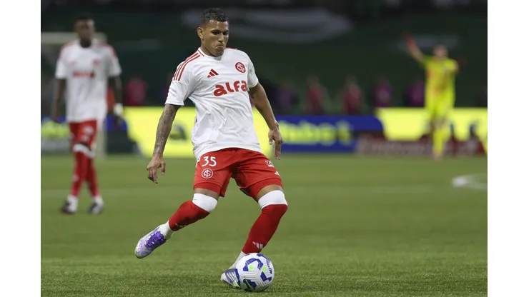 SAO PAULO, BRAZIL - SEPTEMBER 13: Braian Aguirre of Internacional controls the ball during the Brasileirao 2025 match between Palmeiras and Internacional at Allianz Parque on September 13, 2025 in Sao Paulo, Brazil. (Photo by Ricardo Moreira/Getty Images)