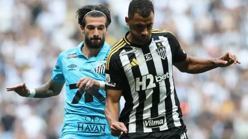 MG – BELO HORIZONTE – 14/09/2025 – BRASILEIRO A 2025, ATLETICO-MG X SANTOS – Vitor Hugo jogador do Atletico-MG disputa lance com Lautaro Diaz jogador do Santos durante partida no estadio Arena MRV pelo campeonato Brasileiro A 2025. Foto: Gilson Lobo/AGIF