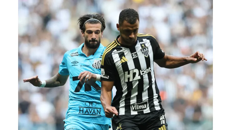 MG - BELO HORIZONTE - 14/09/2025 - BRASILEIRO A 2025, ATLETICO-MG X SANTOS - Vitor Hugo jogador do Atletico-MG disputa lance com Lautaro Diaz jogador do Santos durante partida no estadio Arena MRV pelo campeonato Brasileiro A 2025. Foto: Gilson Lobo/AGIF