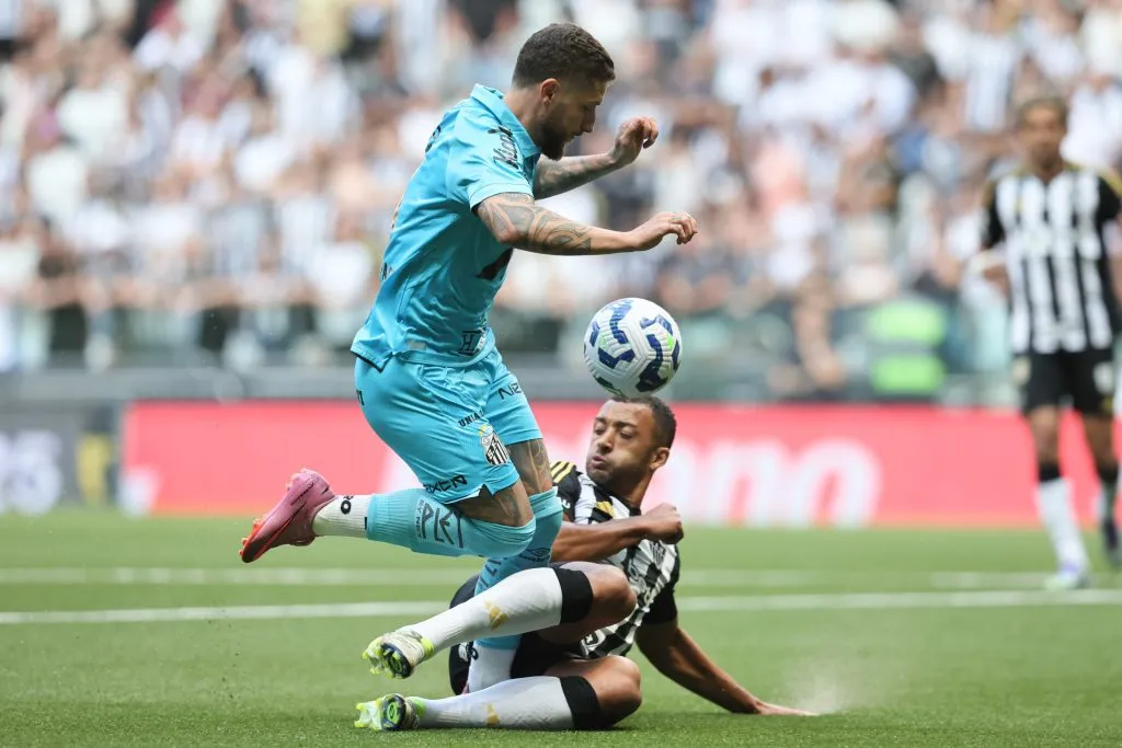 MG – BELO HORIZONTE – 14/09/2025 – BRASILEIRO A 2025, ATLETICO-MG X SANTOS – Vitor Hugo jogador do Atletico-MG disputa lance com Ze Rafael jogador do Santos durante partida no estadio Arena MRV pelo campeonato Brasileiro A 2025. Foto: Gilson Lobo/AGIF