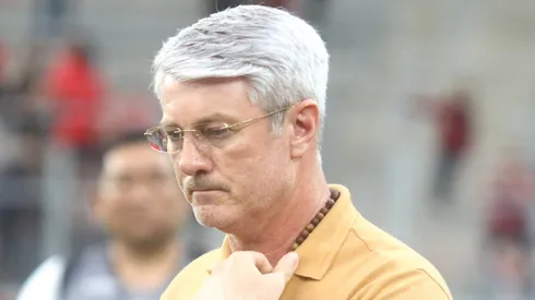 Odair Hellmann durante confronto contra o Athletic na Série B de 2025.