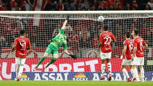 PORTO ALEGRE, BRAZIL - AUGUST 17: Goalkeeper Anthoni Souza of Internacional jumping to defense the match between Internacional and Flamengo as part of Brasileirao 2025 at Beira-Rio Stadium on August 17, 2025 in Porto Alegre, Brazil. (Photo by Pedro H. Tesch/Getty Images)
