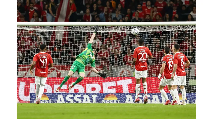 PORTO ALEGRE, BRAZIL - AUGUST 17: Goalkeeper Anthoni Souza of Internacional jumping to defense the match between Internacional and Flamengo as part of Brasileirao 2025 at Beira-Rio Stadium on August 17, 2025 in Porto Alegre, Brazil. (Photo by Pedro H. Tesch/Getty Images)