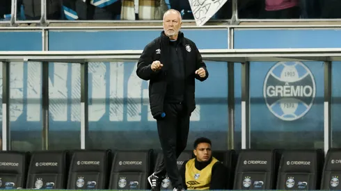 PORTO ALEGRE, BRAZIL – JUNE 12: Head coach Mano Menezes of Gremio gestures during the match between Gremio and Corinthians as part of Brasileirao 2025 at Arena do Gremio on June 12, 2025 in Porto Alegre, Brazil. (Photo by Pedro H. Tesch/Getty Images)