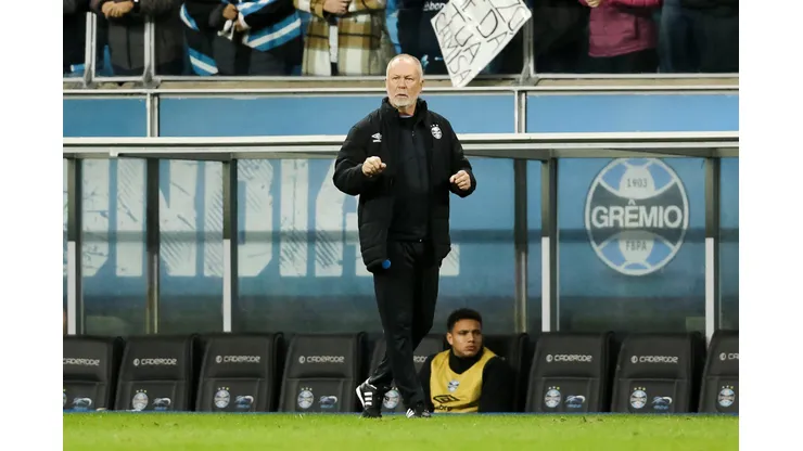 PORTO ALEGRE, BRAZIL - JUNE 12: Head coach Mano Menezes of Gremio gestures during the match between Gremio and Corinthians as part of Brasileirao 2025 at Arena do Gremio on June 12, 2025 in Porto Alegre, Brazil. (Photo by Pedro H. Tesch/Getty Images)