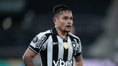 RJ – RIO DE JANEIRO – 14/08/2025 – COPA LIBERTADORES 2025, BOTAFOGO X LDU – Artur jogador do Botafogo durante partida contra o LDU no estadio Engenhao pelo campeonato Copa Libertadores 2025. Foto: Jorge Rodrigues/AGIF