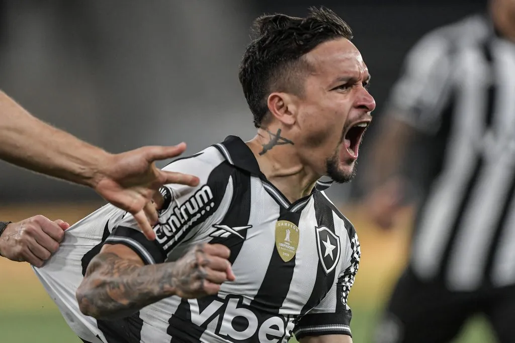 Artur jogador do Botafogo comemora seu gol durante partida contra o LDU no estadio Engenhao pelo campeonato Copa Libertadores 2025. Foto: Thiago Ribeiro/AGIF