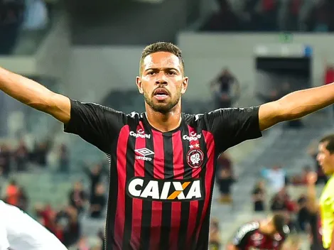 Renan Lodi treina no CT do Athletico-PR após pedido de rescisão unilateral