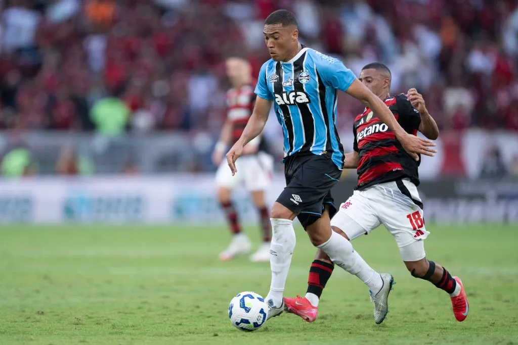 RJ – RIO DE JANEIRO – 31/08/2025 – BRASILEIRO A 2025, FLAMENGO X GREMIO – Carlos Vinicius jogador do Gremio durante partida contra o Flamengo no estadio Maracana pelo campeonato Brasileiro A 2025. Foto: Jorge Rodrigues/AGIF