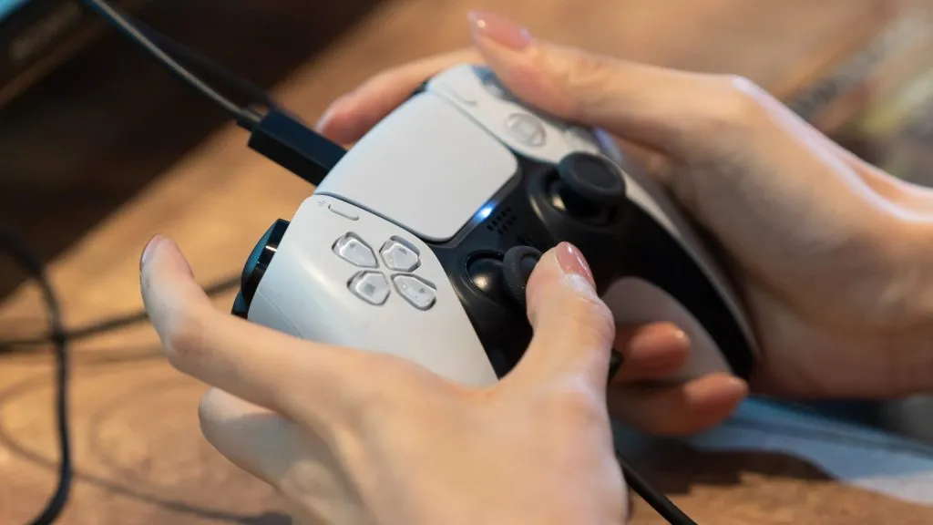 Controle de Playstation 5. (Photo by Tomohiro Ohsumi/Getty Images)