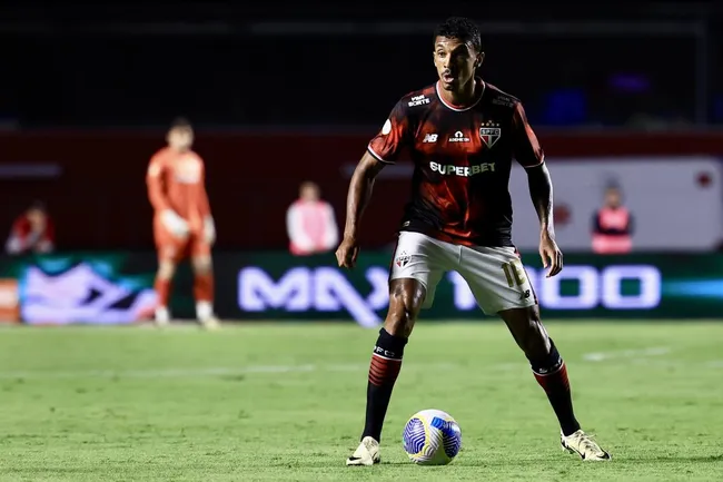 Luiz Gustavo jogador do São Paulo durante partida contra o Atlético-MG em 2024 –  Foto: Marcello Zambrana/AGIF
