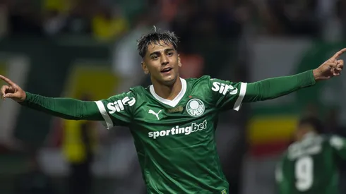 SP - SAO PAULO - 13/09/2025 - BRASILEIRO A 2025, PALMEIRAS X INTERNACIONAL - Facundo Torres jogador do Palmeiras comemora gol de Vitor Roque durante partida contra o Internacional no estadio Arena Allianz Parque pelo campeonato Brasileiro A 2025. Foto: Anderson Romao/AGIF