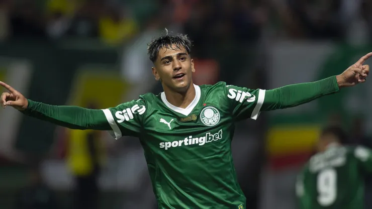 SP - SAO PAULO - 13/09/2025 - BRASILEIRO A 2025, PALMEIRAS X INTERNACIONAL - Facundo Torres jogador do Palmeiras comemora gol de Vitor Roque durante partida contra o Internacional no estadio Arena Allianz Parque pelo campeonato Brasileiro A 2025. Foto: Anderson Romao/AGIF