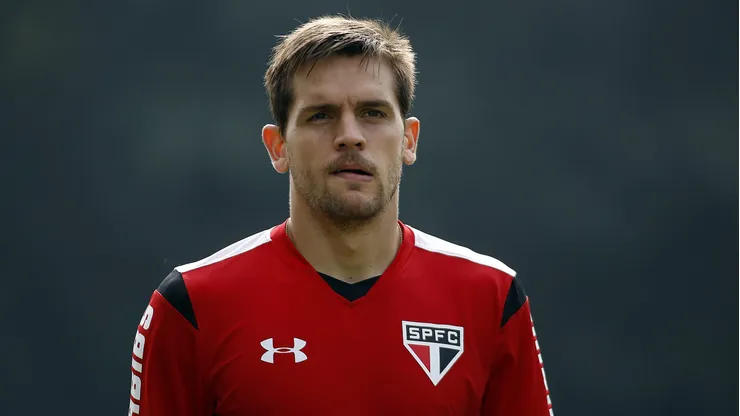 SAO PAULO - SP - 15/07/2015 - TREINO DO SAO PAULO - Rafael Toloi durante treino do Sao Paulo no CT da Barra Funda. Foto: Daniel Vorley/AGIF