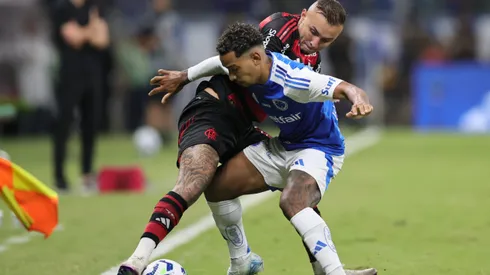 MG - BELO HORIZONTE - 04/05/2025 - BRASILEIRO A 2025, CRUZEIRO X FLAMENGO - Matheus Pereira jogador do Cruzeiro disputa lance com Everton Cebolinha jogador do Flamengo durante partida no estadio Mineirao pelo campeonato Brasileiro A 2025. Foto: Gilson Lobo/AGIF