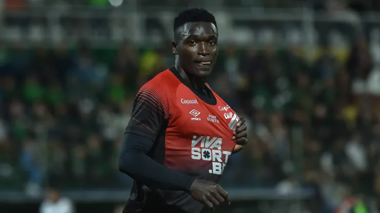Viveros jogador do Athletico-PR comemora gol marcado de penalti em decisao durante partida contra o Chapecoense no estadio Arena Conda pelo campeonato Brasileiro B 2025. Foto: Renato Padilha/AGIF
