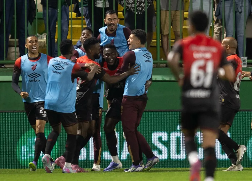 Viveros jogador do Chapecoense comemora seu segundo gol com jogadores do seu time durante partida contra o Athletico-PR no estadio Arena Conda pelo campeonato Brasileiro B 2025. Foto: Liamara Polli/AGIF