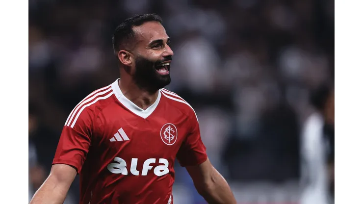 SP - SAO PAULO - 03/05/2025 - BRASILEIRO A 2025, CORINTHIANS X INTERNACIONAL - Thiago Maia jogador do Internacional comemora seu gol durante partida contra o Corinthians no estadio Arena Corinthians pelo campeonato Brasileiro A 2025. Foto: Ettore Chiereguini/AGIF