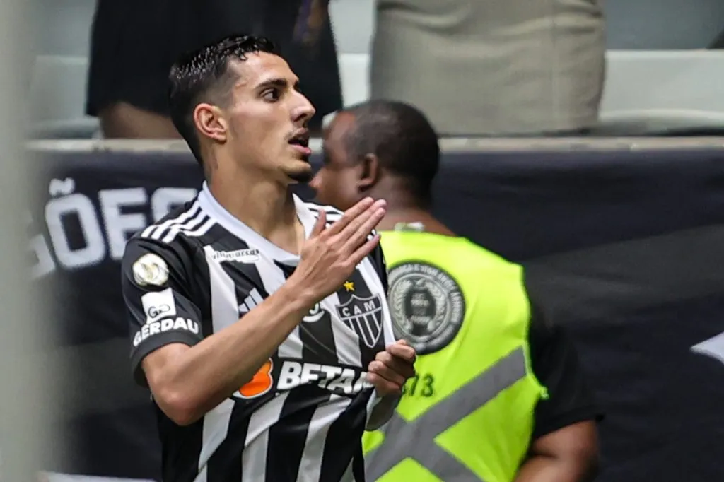 MG – BELO HORIZONTE – 22/09/2024 – BRASILEIRO A 2024, ATLETICO-MG X BRAGANTINO – Cadu jogador do Atletico-MG comemora seu gol durante partida contra o Bragantino no estadio Arena MRV pelo campeonato Brasileiro A 2024. Foto: Gilson Lobo/AGIF