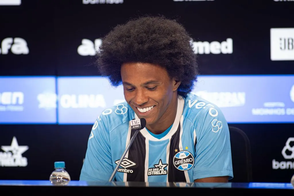 RS – PORTO ALEGRE – 09/09/2025 – GREMIO, APRESENTACAO DE WILLIAN E ENZO – Willian fala aos jornalista durante sua apresentacao oficial como jogador do Gremio em coletiva de imprensa realizada no Arena do Gremio. Foto: Maxi Franzoi/AGIF