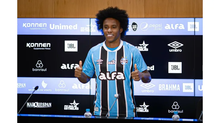 Willian fala aos jornalista durante sua apresentacao oficial como jogador do Gremio em coletiva de imprensa realizada no Arena do Gremio. Foto: Maxi Franzoi/AGIF
