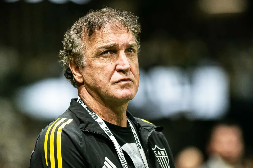 MG – BELO HORIZONTE – 24/07/2025 – COPA SUL-AMERICANA 2025, ATLETICO-MG X ATLETICO BUCAMARANGA -Cuca tecnico do Atletico-MG durante partida contra o Atletico Bucamaranga no estadio Arena MRV pelo campeonato Copa Sul-americana 2025. Foto: Fernando Moreno/AGIF