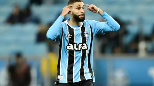 PORTO ALEGRE, BRAZIL - JUNE 12: Wagner Leonardo of Gremio gestures during the match between Gremio and Corinthians as part of Brasileirao 2025 at Arena do Gremio on June 12, 2025 in Porto Alegre, Brazil. (Photo by Pedro H. Tesch/Getty Images)