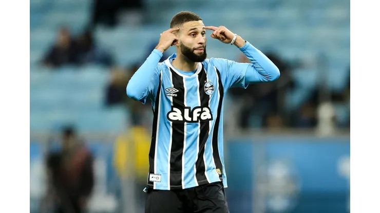 PORTO ALEGRE, BRAZIL - JUNE 12: Wagner Leonardo of Gremio gestures during the match between Gremio and Corinthians as part of Brasileirao 2025 at Arena do Gremio on June 12, 2025 in Porto Alegre, Brazil. (Photo by Pedro H. Tesch/Getty Images)