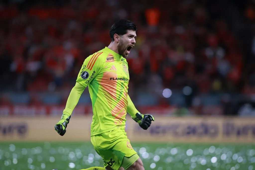 Rossi goleiro do Flamengo comemora gol de Giorgian De Arrascaeta durante partida contra o Internacional no estadio Beira-Rio pelo campeonato Copa Libertadores 2025. Foto: Maxi Franzoi/AGIF