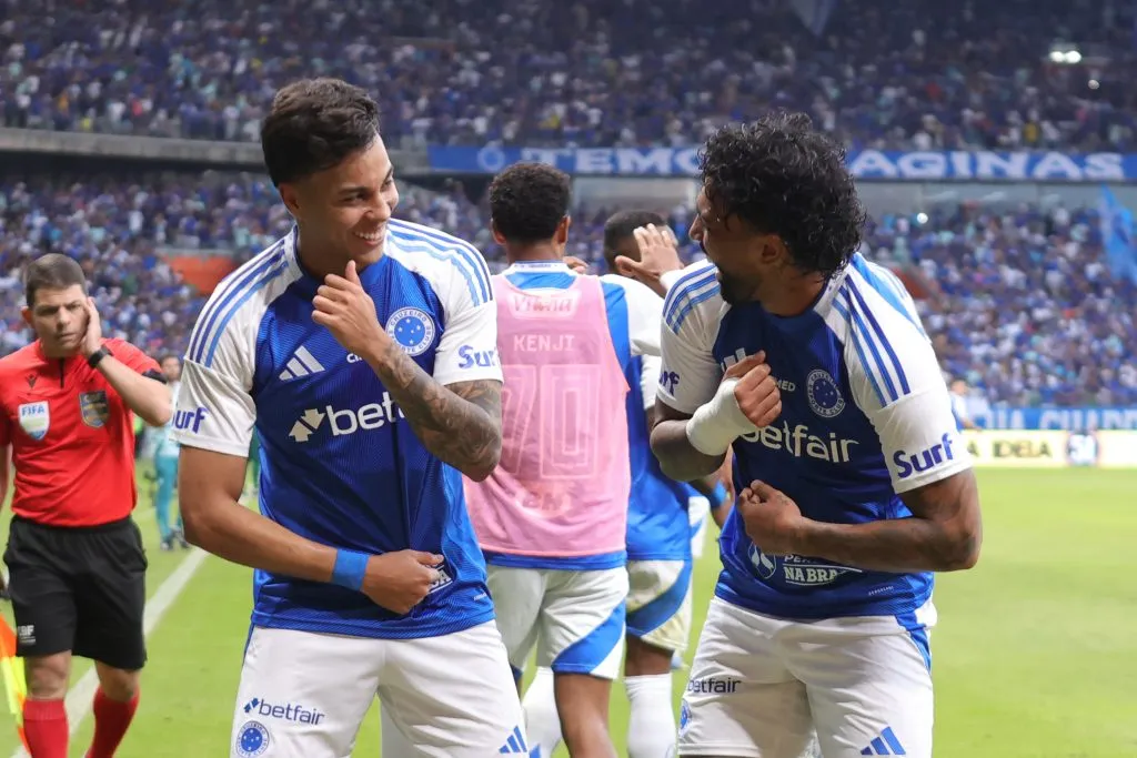 Gabigol jogador do Cruzeiro comemora seu gol com Kaio Jorge jogador da sua equipe durante partida contra o Juventude no estadio Mineirão pelo campeonato Brasileiro A 2025. Foto: Gilson Lobo/AGIF