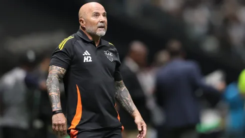 MG – BELO HORIZONTE – 14/09/2025 – BRASILEIRO A 2025, ATLETICO-MG X SANTOS – Jorge Sampaoli tecnico do Atletico-MG lamenta durante partida contra o Santos no estadio Arena MRV pelo campeonato Brasileiro A 2025. Foto: Gilson Lobo/AGIF