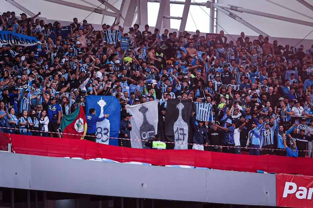 BA – PORTO ALEGRE – 08/10/2023 – BRASILEIRO A 2023, INTERNACIONAL X GREMIO – Torcida do Gremio durante partida contra Internacional no estadio Beira-Rio pelo campeonato Brasileiro A 2023. Foto: Maxi Franzoi/AGIF