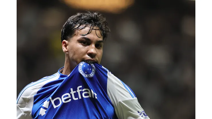MG - BELO HORIZONTE - 27/08/2025 - COPA DO BRASIL 2025, ATLETICO-MG X CRUZEIRO - Kaio Jorge jogador do Cruzeiro comemora seu gol durante partida contra o Atletico-MG no estadio Arena MRV pelo campeonato Copa Do Brasil 2025. Foto: Gilson Lobo/AGIF