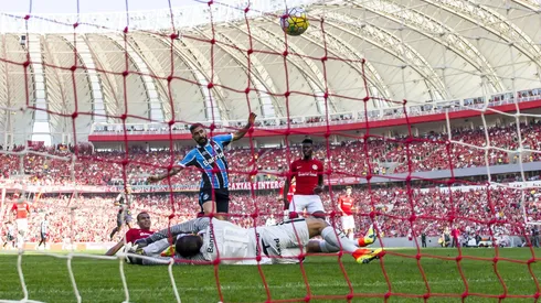PORTO ALEGRE - RS - 03/07/2016 - BRASILEIRO A 2016, INTERNACIONAL X GREMIO - Douglas do Gremio disputa lance com jogadores do Inetrnacional durante partida pelo Campeonato Brasileiro A 2016 no Estadio Beira-Rio. Foto:Jeferson Guareze/AGIF