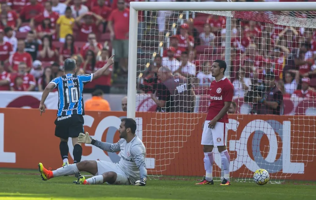 PORTO ALEGRE – RS – 03/07/2016 –  BRASILEIRO A 2016, INTERNACIONAL X GREMIO – Douglas do  Gremio comemora gol durante partida pelo Campeonato Brasileiro A 2016 no Estadio Beira-Rio. Foto:Jeferson Guareze/AGIF