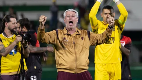 Odair Hellmann tecnico do Athletico-PR comemora vitoria ao final da partida contra o Chapecoense no estadio Arena Conda pelo campeonato Brasileiro B 2025. Foto: Liamara Polli/AGIF