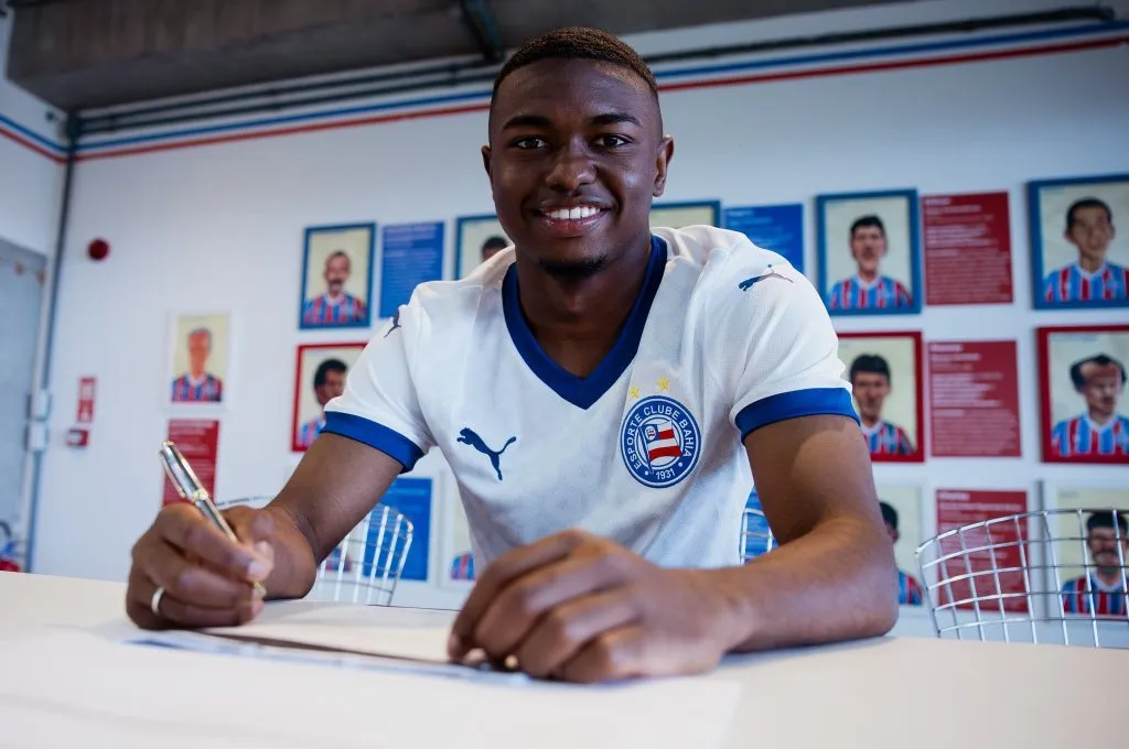 Sidney assinando com o Bahia – Foto: Reprodução/Bahia EC