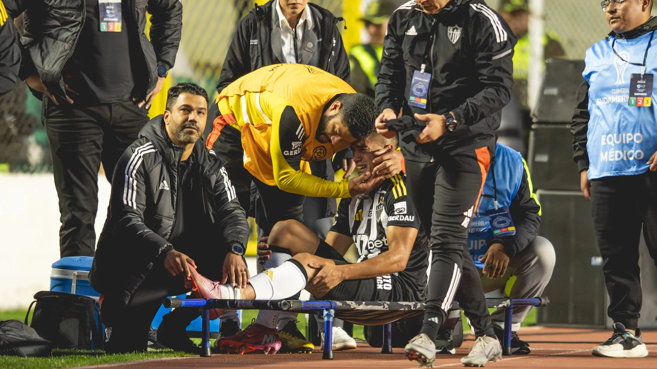 Cuello chorando no momento da lesão. Foto: Pedro Souza / Atlético